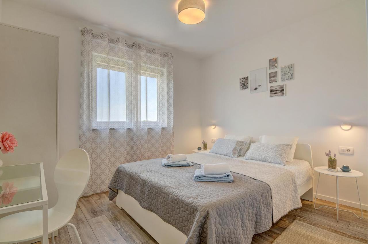 Apartment Log In Štinjan Buitenkant foto